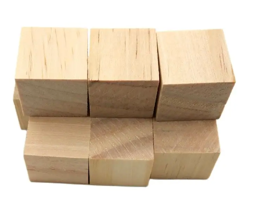 Cubes en bois gravés au nom de bébé