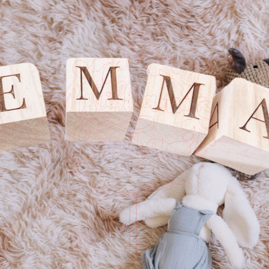 Cubes en bois gravés au nom de bébé